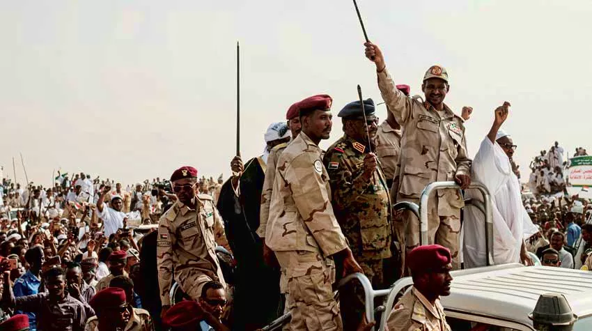 نائب رئيس مجلس السيادة السوداني «حميدتي» وسط أتباعه في 2019 (غيتي) نائب رئيس مجلس السيادة السوداني «حميدتي» وسط أتباعه في 2019 (غيتي)